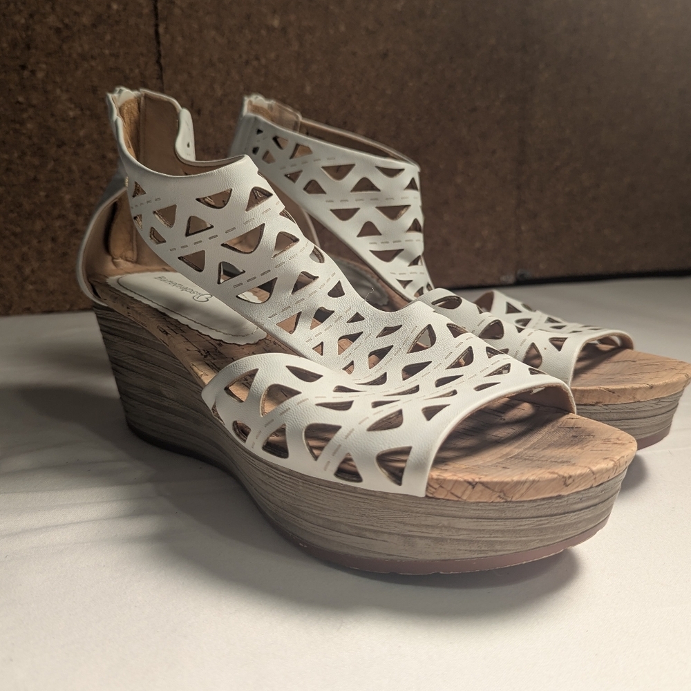 Baretraps Miriam Wedge Sandals Size 10 in White
